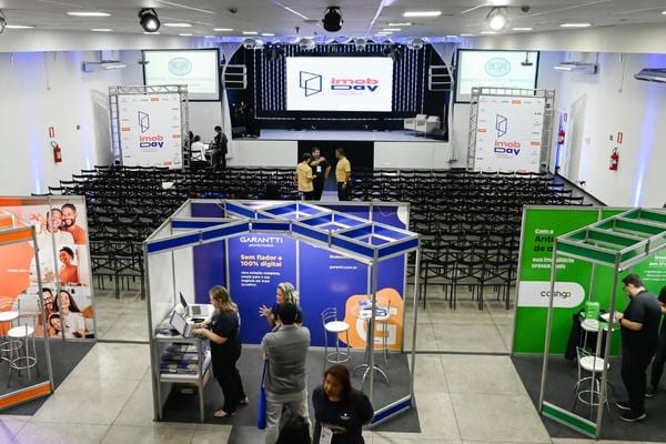 Feira corporativa com estandes de marca no Innovare, em Belo Horizonte
