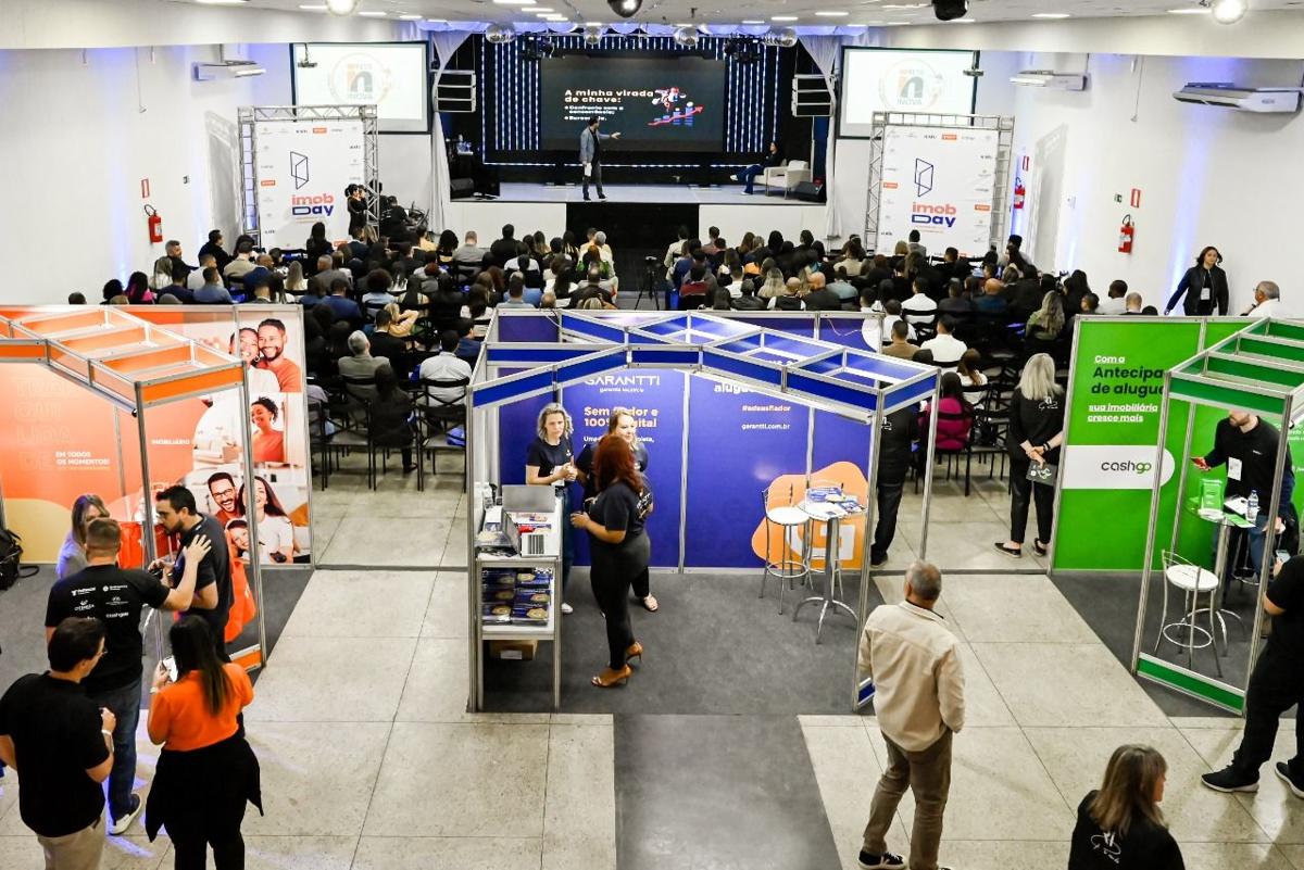 Feira com estandes montada em evento corporativo no Innovare, em BH