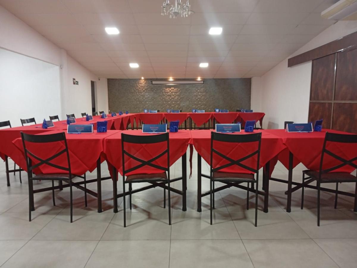 Salão com mesas em U montado para treinamento corporativo em Belo Horizonte
