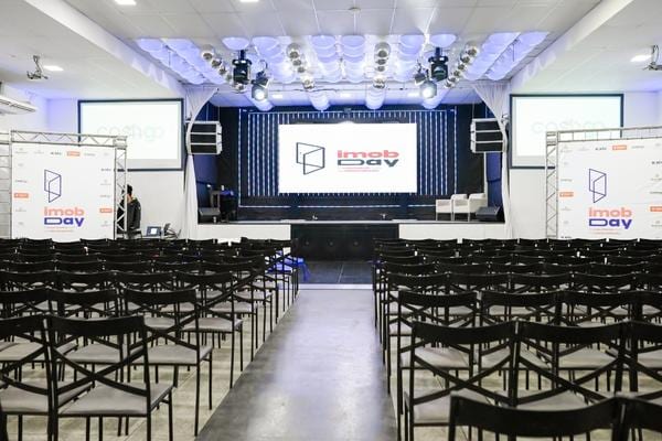 Palco com telão montado para palestra corporativa no Innovare, em Belo Horizonte